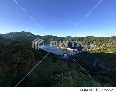 城峯公園展望台から見える下久保ダム（秋） 120779902