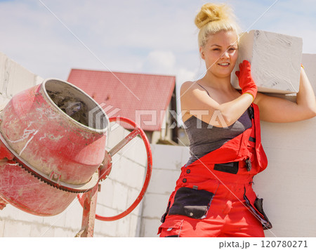 Woman working with airbricks 120780271