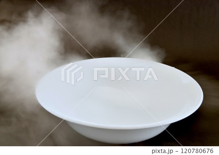 水に入れたドライアイス から出る煙 120780676