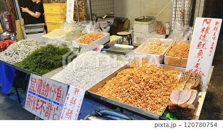 市場で売られている海産物 120780754