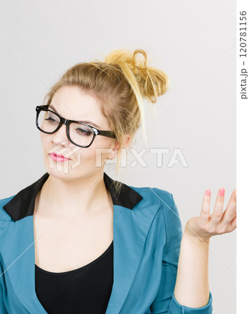 Business woman intensive thinking 120781156