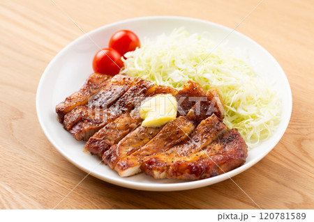 豚の照り焼きステーキ（ポークジンジャーステーキ） 120781589
