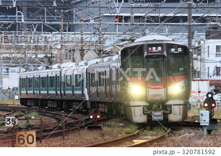 【JR西日本】227系〜Red Wing＋ラッピングコラボトレイン〜（山陽線：広島〜新白島） 120781592