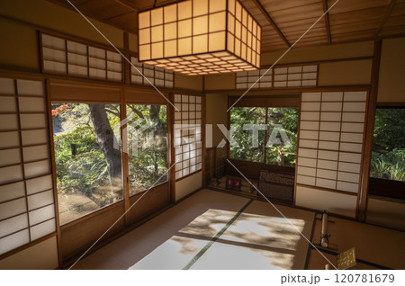 東京都庭園美術館庭園の茶室から見える日本庭園 東京都庭園美術館庭園の茶室から見える日本庭園 120781679