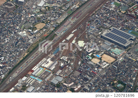 上空より望む：大阪府吹田市（吹田貨物ターミナル駅付近） 120781696