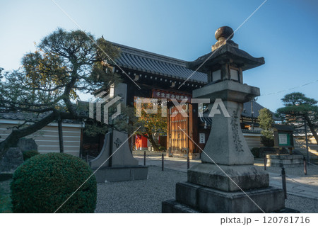 壬生寺、阿弥陀堂への静かなアプローチ 120781716