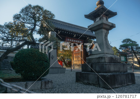 歴史の重みと静寂、京都 壬生寺の阿弥陀堂入口 歴史の重みと静寂、京都 壬生寺の阿弥陀堂入口 120781717