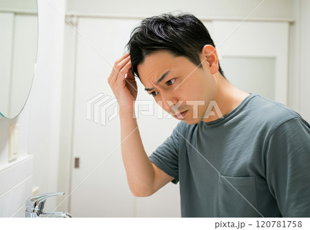 薄毛が気になり始めて将来を心配する男性 薄毛が気になり始めて将来を心配する男性 120781758