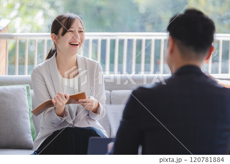 インタビューをするビジネスウーマン 120781884