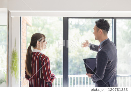 物件を内見する女性と営業マン 120781888