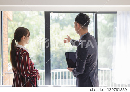 物件を内見する女性と営業マン 物件を内見する女性と営業マン 120781889