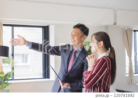物件を内見する女性と営業マン 120781892