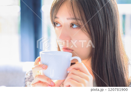 コーヒーを飲む女性 120781900