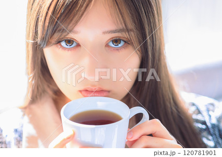 コーヒーを飲む女性 120781901