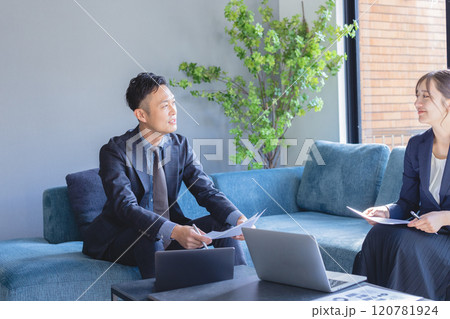 書類を見ながら打ち合わせするビジネスマン 書類を見ながら打ち合わせするビジネスマン 120781924