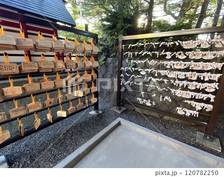 富士山五号目小御嶽神社の絵馬とおみくじ 120782250