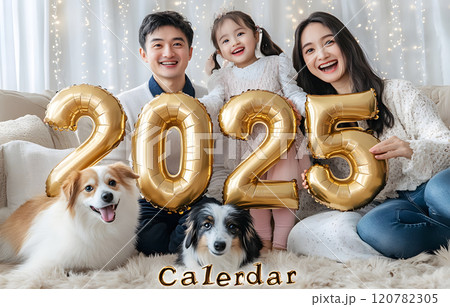 家族と犬が2025のバルーンを持って笑顔で集う 120782305