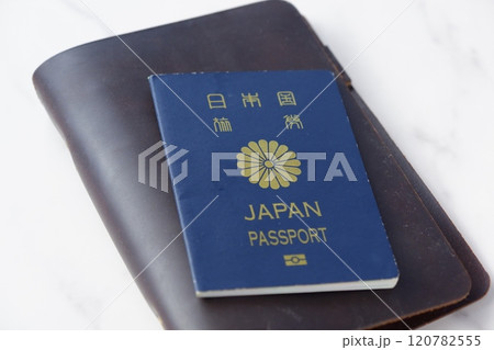 パスポート(5年用紺色)とシステム手帳(トラベラーズノート)で、海外旅行を計画しているイメージ パスポート(5年用紺色)とシステム手帳(トラベラーズノート)で、海外旅行を計画しているイメージ 120782555