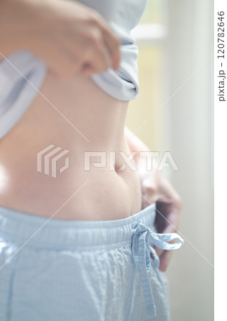 スレンダーな女性のウエスト【パーツカット】 120782646