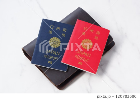 パスポート(10年用と5年用)とシステム手帳(トラベラーズノート)で、海外旅行を計画しているイメージ パスポート(10年用と5年用)とシステム手帳(トラベラーズノート)で、海外旅行を計画しているイメージ 120782680