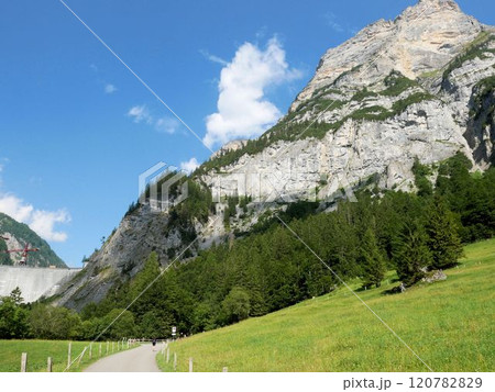 スイスの山Sazmartinshornザツマーティンスホルンとギガーヴァルトのダム スイスの山Sazmartinshornザツマーティンスホルンとギガーヴァルトのダム 120782829