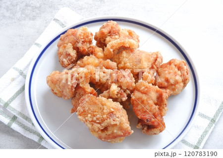 揚げたてで美味しそうな鶏のから揚げ 120783190