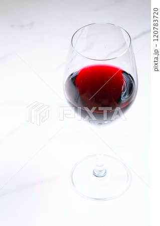 美味しい赤ワインをゆっくり味わう 120783720