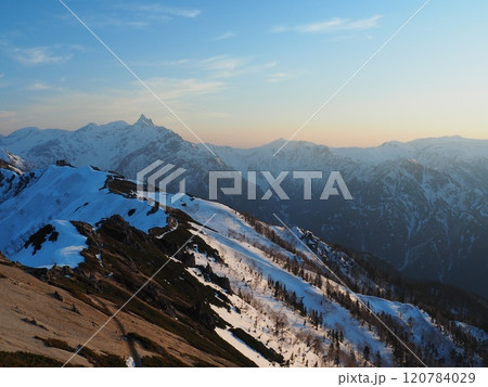 北アルプス・燕岳から望む残雪の槍ヶ岳の夕景 120784029