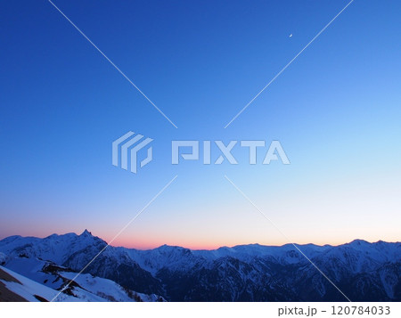 北アルプス・燕岳から望む残雪の槍ヶ岳の夕景 北アルプス・燕岳から望む残雪の槍ヶ岳の夕景 120784033
