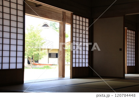 常陸風土記の丘の古代家屋復元広場の風景 常陸風土記の丘の古代家屋復元広場の風景 120784448
