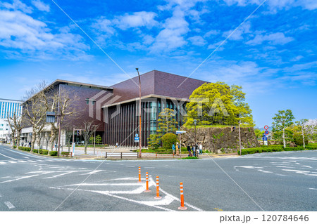 岡山県立図書館と岡山城外下馬門櫓跡石垣　岡山県岡山市北区 120784646