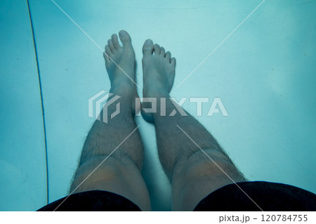 プールに入った40代男性の足 120784755