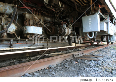 綺麗に保存されているかつて鹿島鉄道を走ったレトロな気動車のエンジン 120784973