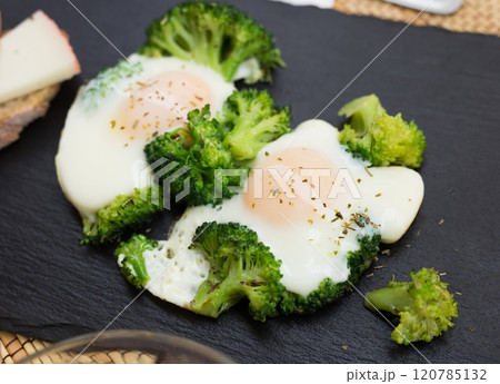 Breakfast of crumpled eggs with broccoli Breakfast of crumpled eggs with broccoli 120785132