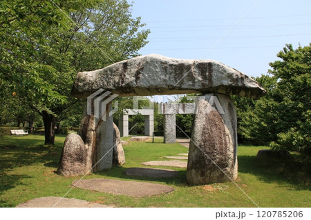 茨城県石岡市の常陸風土記の丘 時の門 石のモニュメント 茨城県石岡市の常陸風土記の丘 時の門 石のモニュメント 120785206