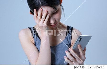 スマホとネガティブな女性イメージ 120785213