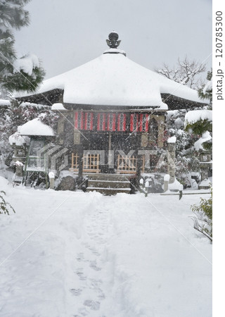 雪景色 天龍寺三秀院の東向大黒天 雪景色 天龍寺三秀院の東向大黒天 120785300