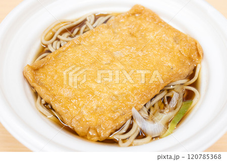 おいしい油揚げのコンビニ食品のきつねそば 120785368