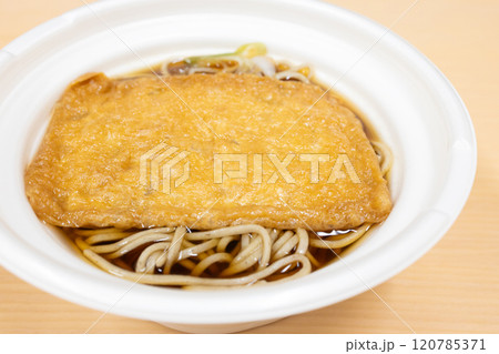 おいしい油揚げのコンビニ食品のきつねそば 120785371