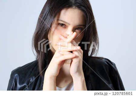 女性のポートレート ビューティーイメージ 革ジャン 女性のポートレート ビューティーイメージ 革ジャン 120785601