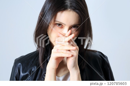 女性のポートレート ビューティーイメージ 革ジャン 女性のポートレート ビューティーイメージ 革ジャン 120785603