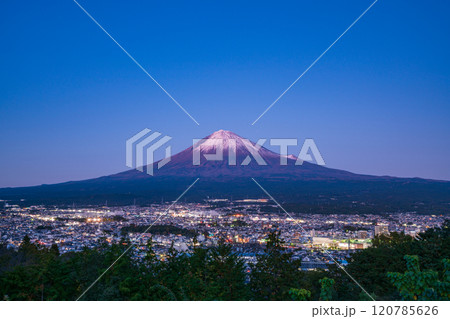 (静岡県)白尾山公園から眺める、富士宮市街の夜景と富士山 (静岡県)白尾山公園から眺める、富士宮市街の夜景と富士山 120785626