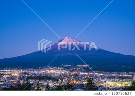 （静岡県）白尾山公園から眺める、富士宮市街の夜景と富士山 120785627