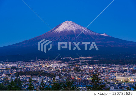 (静岡県)白尾山公園から眺める、富士宮市街の夜景と富士山 (静岡県)白尾山公園から眺める、富士宮市街の夜景と富士山 120785629