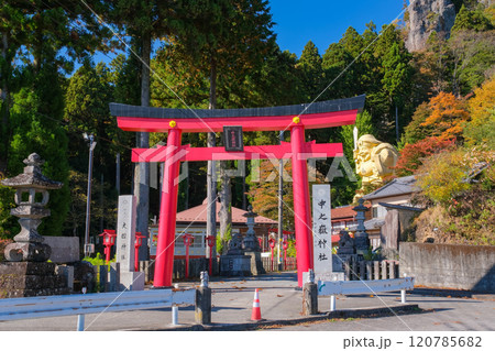 群馬県甘楽郡 秋の妙義山、中之嶽神社 120785682