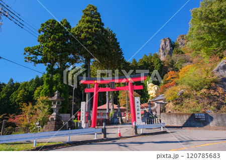 群馬県甘楽郡 秋の妙義山、中之嶽神社 120785683