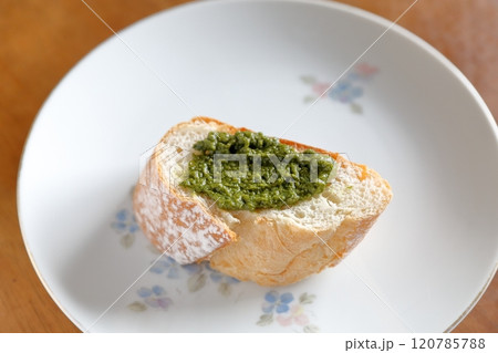 フランスパンとバジルペースト  フランスパンとバジルペースト  120785788