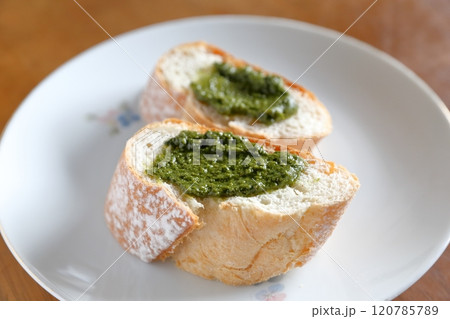 フランスパンとバジルペースト  フランスパンとバジルペースト  120785789