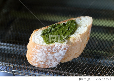 バジルパン　ペースト状のバジルとフランスパン 120785791