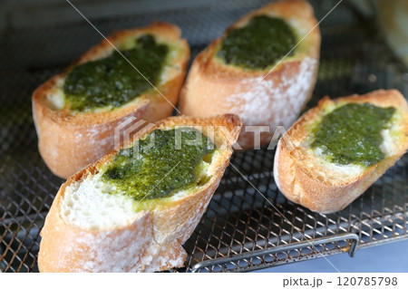 バジルパン　ペースト状のバジルとフランスパン 120785798
